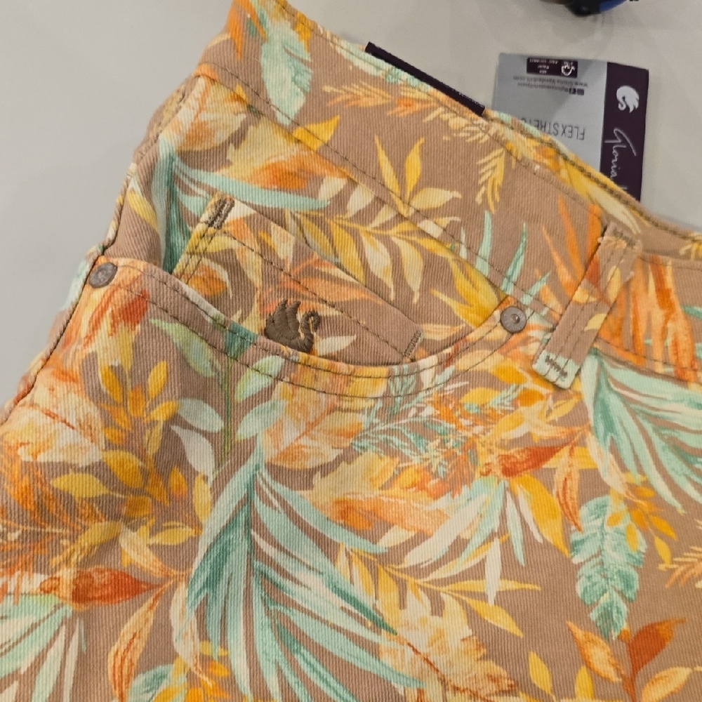 Gloria Vanderbilt Tropical Print Capri Pants - Picture 8 of 8
